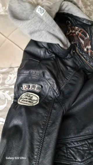 Cazadora de piel con capucha