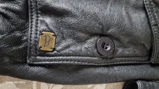 Cazadora de piel con capucha