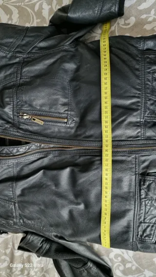 Cazadora de piel con capucha