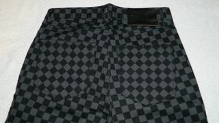 pantaloni da ragazza con decorazione a quadretti