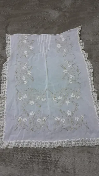 Delantal huertana bordado oro y blanco