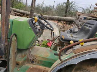 Tractor John Deere 5615F para reparar