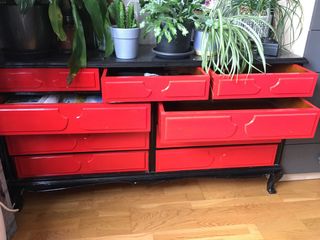 Cómoda restaurada madera negra y roja