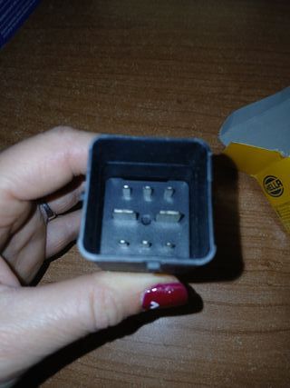 HELLA 4RV 008 188-641 Relé, sistema de precalentamiento - 12V - Número de conexiones: 8