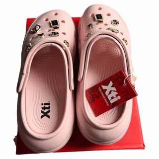 Zuecos plataforma Xti rosas con charms