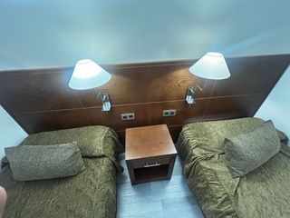 Sofá de madera y mesa de centro