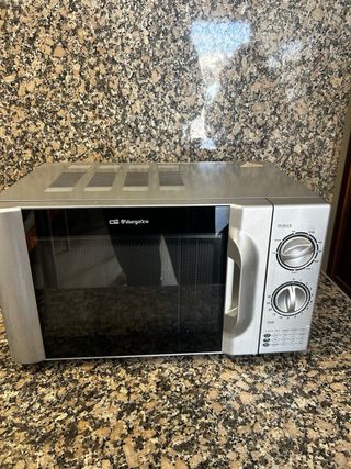 Sofá de madera y mesa de centro