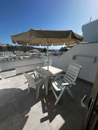 Sofá de madera y mesa de centro