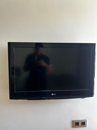 Sofá de madera y mesa de centro