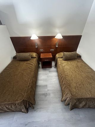 Sofá de madera y mesa de centro