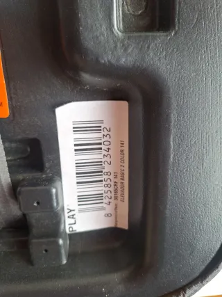 Silla de coche infantil roja y gris