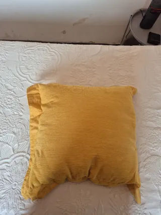 Cojín decorativo amarillo