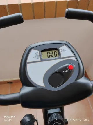 Bicicleta Estática Roja y Negra en perfecto estado