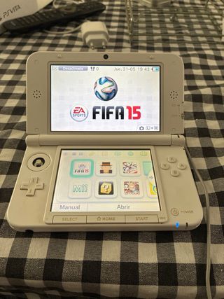 Nintendo 3DS XL Blanca + Animal Crossing + FIFA 15