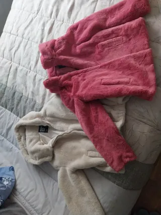 Chaquetas de peluche rosa y beige