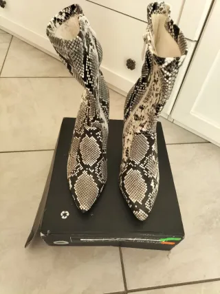 Stivaletti effetto pitone