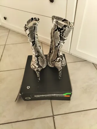 Stivaletti effetto pitone