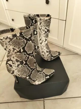 Stivaletti effetto pitone