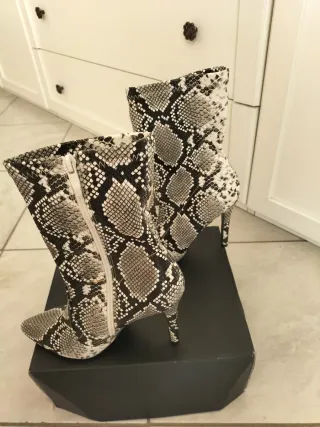 Stivaletti effetto pitone