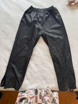 Pantalón impermeable negro