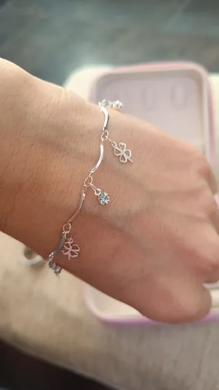 Pulsera plata con tréboles y circonita