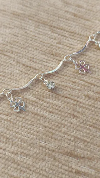 Pulsera plata con tréboles y circonita