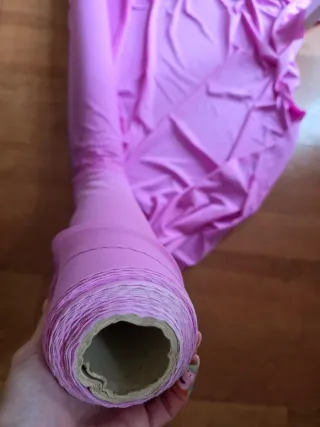 Dos rollos de tela fucsia