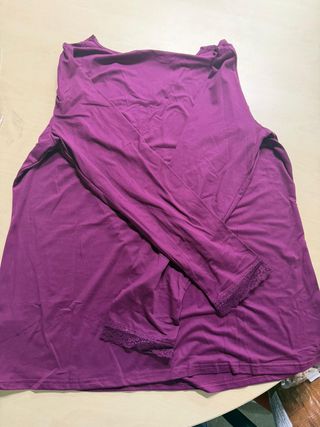 Blusa Morada Manga Larga Cuello V Encaje