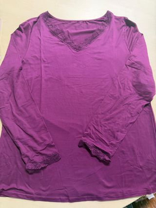 Blusa Morada Manga Larga Cuello V Encaje