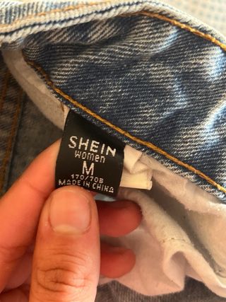 Pantalones vaqueros pata de elfante con mariposas