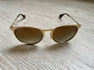 Gafas de sol Ray-Ban doradas y marrones