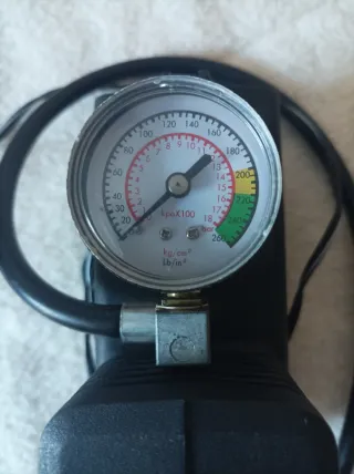 Compresor Coche y Pelotas con Manómetro.