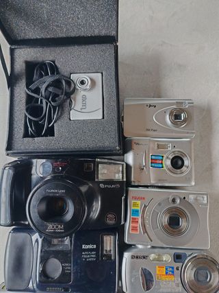 Lotto di 9 Fotocamere Digitali e Analogiche