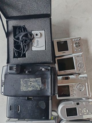 Lotto di 9 Fotocamere Digitali e Analogiche