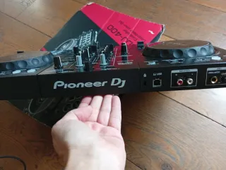 Controlador DJ Pioneery y auriculares DDJ-400