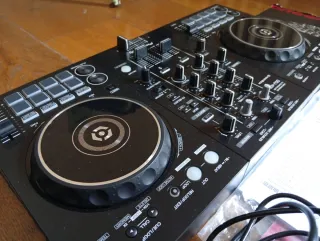 Controlador DJ Pioneery y auriculares DDJ-400