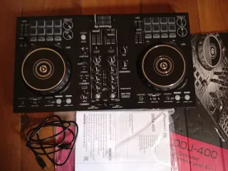 Controlador DJ Pioneery y auriculares DDJ-400