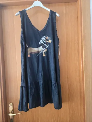 Vestido negro con estampado de perro