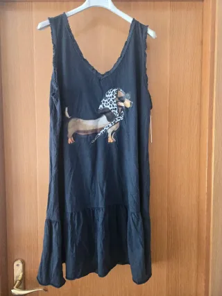 Vestido negro con estampado de perro