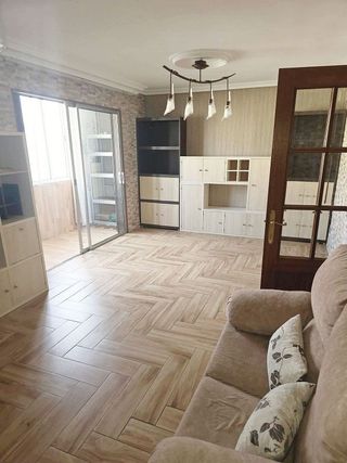 Piso en venta en Parque Alcosa - Jardines del Edén en Sevilla