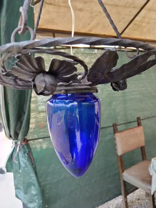 Lampadario ferro battuto e vetro blu vintage