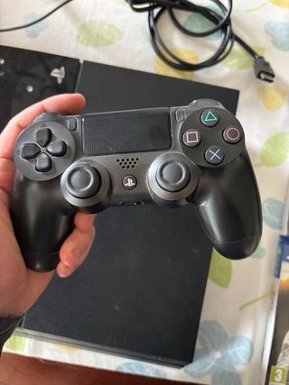 PS4 con mando y 4 juegos Cables HDMI incluidos