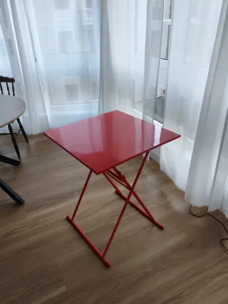 Mesa auxiliar roja plegable