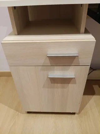 Mesa para ordenador con pequeño armario y cajón