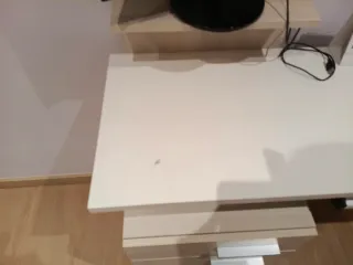 Mesa para ordenador con pequeño armario y cajón