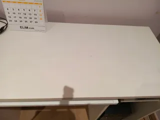 Mesa para ordenador con pequeño armario y cajón