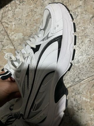 Zapatillas Puma Blancas y Plateadas