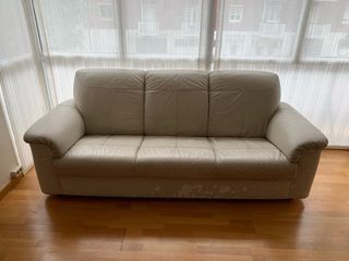 Sofá de piel beige