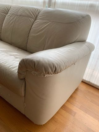 Sofá de piel beige