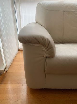 Sofá de piel beige